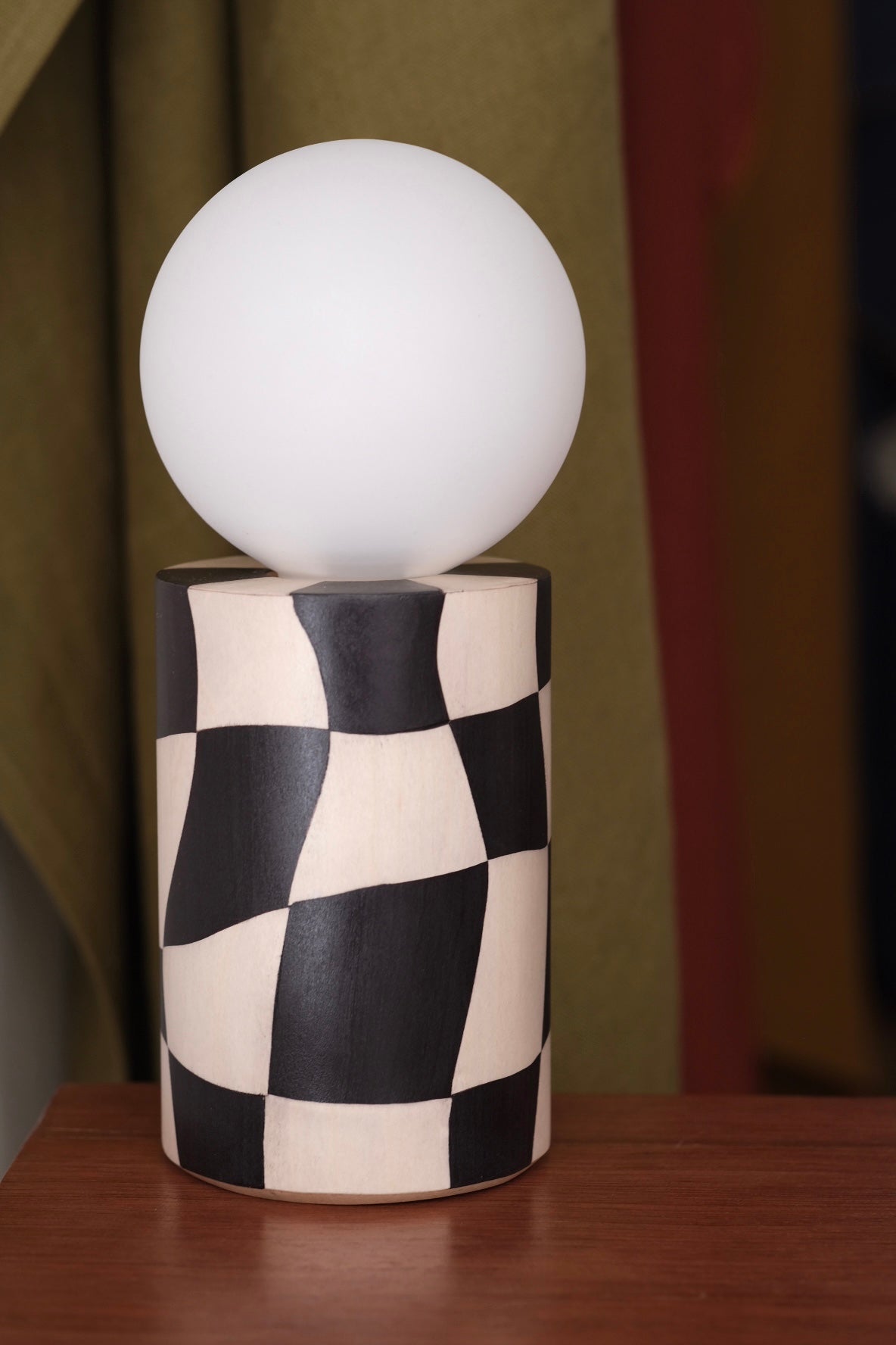 LAMPE PION NOIRE EN MARQUETERIE DE BOIS