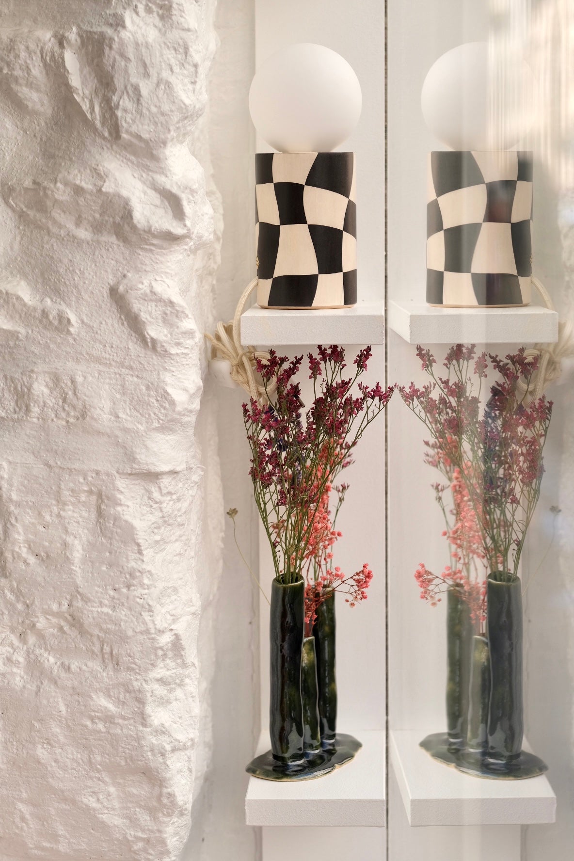 LAMPE PION NOIRE EN MARQUETERIE DE BOIS
