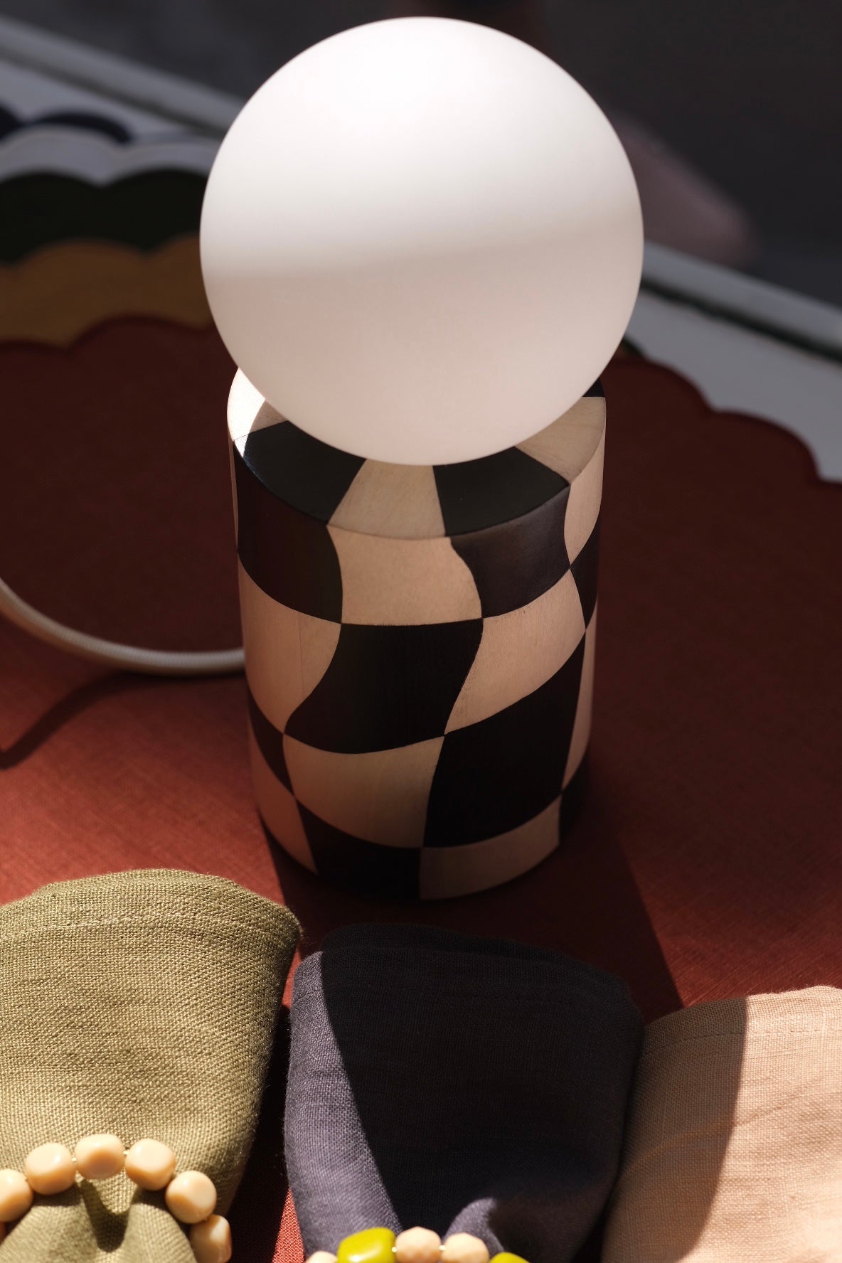 LAMPE PION NOIRE EN MARQUETERIE DE BOIS