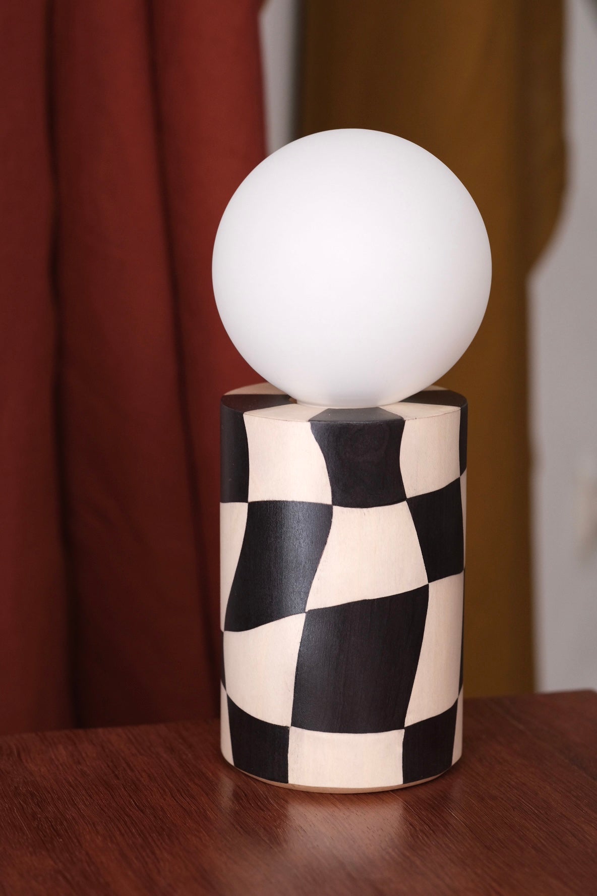 LAMPE PION NOIRE EN MARQUETERIE DE BOIS