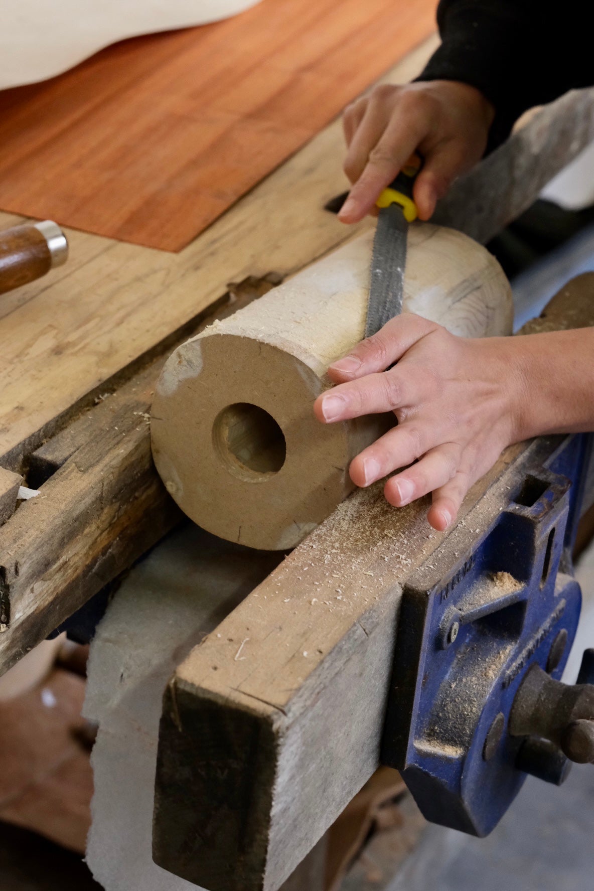 Hermine Torikian (ébéniste française) fabriquant notre Lampe Pion en marqueterie de bois dans son atelier parisien. Lampe en édition limitée pour Ome éditions.