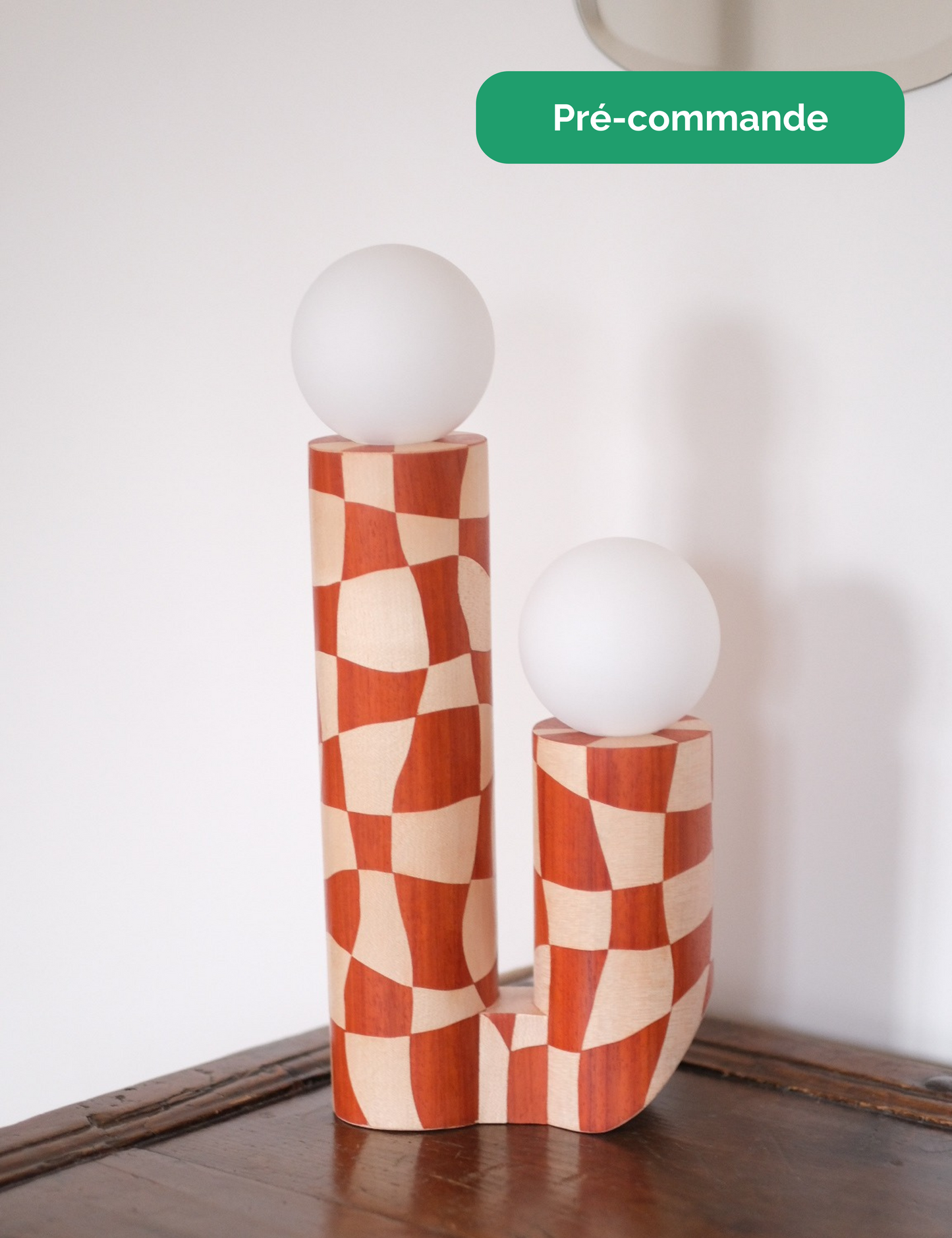 LAMPE EN MARQUETERIE DE BOIS ET SA ROBE À CARREAUX