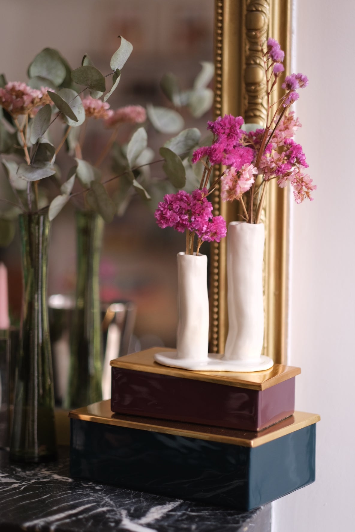 Soliflore en grès, fait à la main en région parisienne. Ikebana à deux fleurs nous charme par son aspect délicat et original. Décliné en deux couleurs très minérales (vert et blanc), l'Ikebana saura habiller vos consoles, étagères, cheminées, ou même en centre de table. Ici soliflore blanc sur une cheminée. Email naturel.