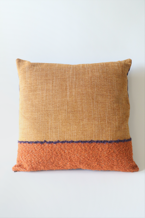 Coussin Horizon, 45x45cm. Les tons camel se marient merveilleusement au velours violet et lumineux de son verso. Les tissus viennent de la maison Elitis. Le coussin a été cousu à la main à Paris par l'un de nos artisans.