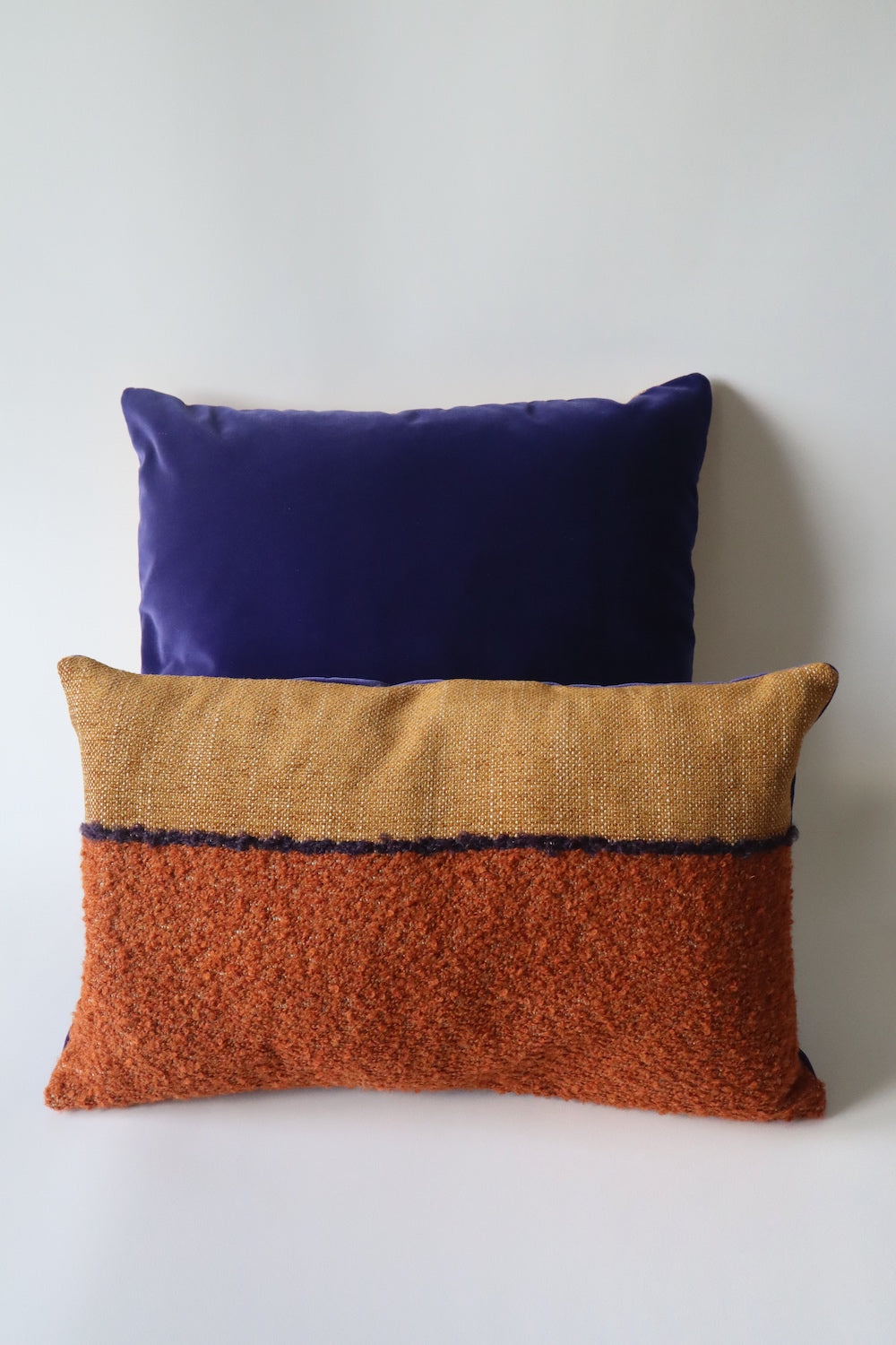 Coussin Horizon, 45x45cm. Les tons camel se marient merveilleusement au velours violet et lumineux de son verso. Les tissus viennent de la maison Elitis. Le coussin a été cousu à la main à Paris par l'un de nos artisans.