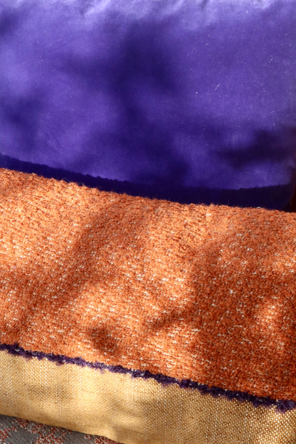 Coussin Horizon, 30x50cm. Les tons camel se marient merveilleusement au velours violet et lumineux de son verso. Les tissus viennent de la maison Elitis. Le coussin a été cousu à la main à Paris par l'un de nos artisans.