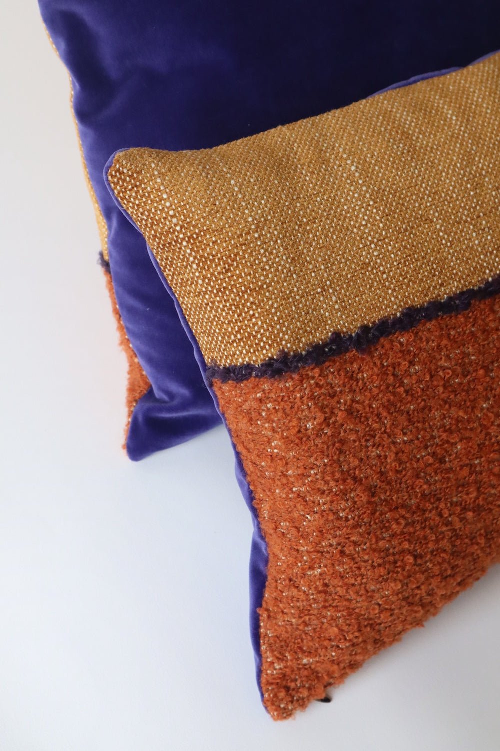 Coussin Horizon, 45x45cm. Les tons camel se marient merveilleusement au velours violet et lumineux de son verso. Les tissus viennent de la maison Elitis. Le coussin a été cousu à la main à Paris par l'un de nos artisans.
