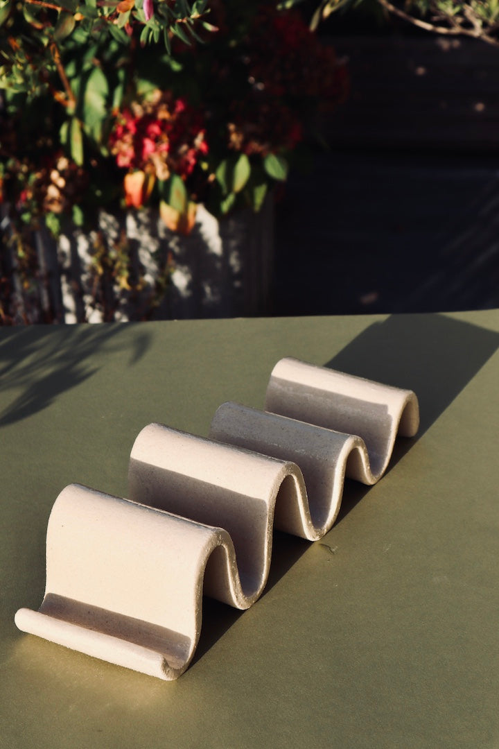 Vide-poche en forme de vague. Fait en grès blanc chamotté à Paris.Cette pièce artisanale et sculpturale, poétique, tout en rondeurs peut accueillir vos clés, pièces de monnaie... mais aussi des bijoux, votre courrier ou autres objets du quotidien. Ici sur un balcon parisien.