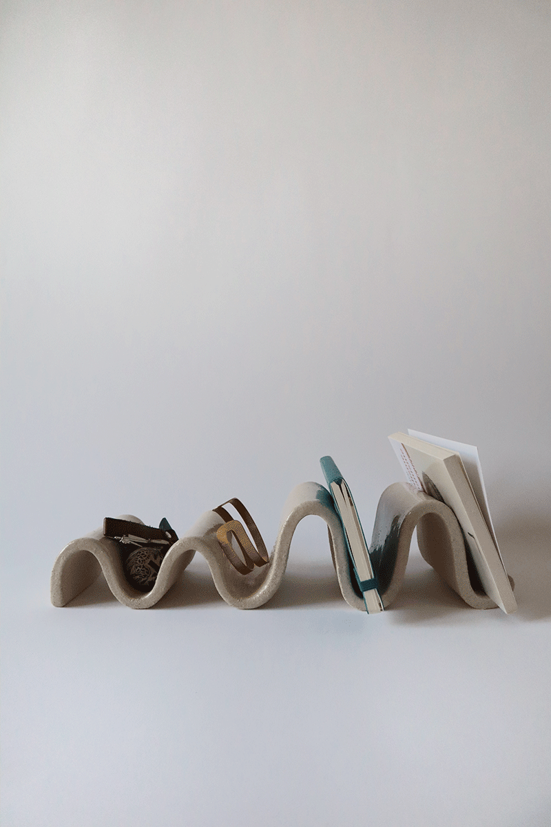 Vide-poche en forme de vague. Fait en grès blanc chamotté à Paris.Cette pièce artisanale et sculpturale, poétique, tout en rondeurs peut accueillir vos clés, pièces de monnaie... mais aussi des bijoux, votre courrier ou autres objets du quotidien.