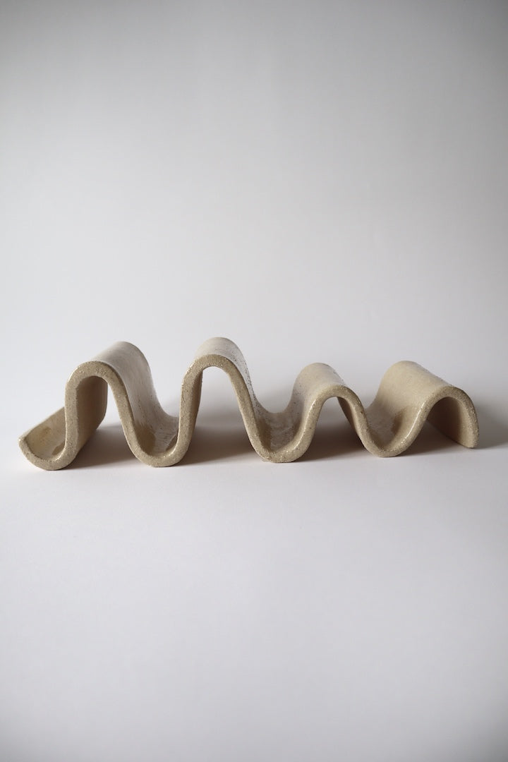 Vide-poche en forme de vague. Fait en grès blanc chamotté à Paris.Cette pièce artisanale et sculpturale, poétique, tout en rondeurs peut accueillir vos clés, pièces de monnaie... mais aussi des bijoux, votre courrier ou autres objets du quotidien.