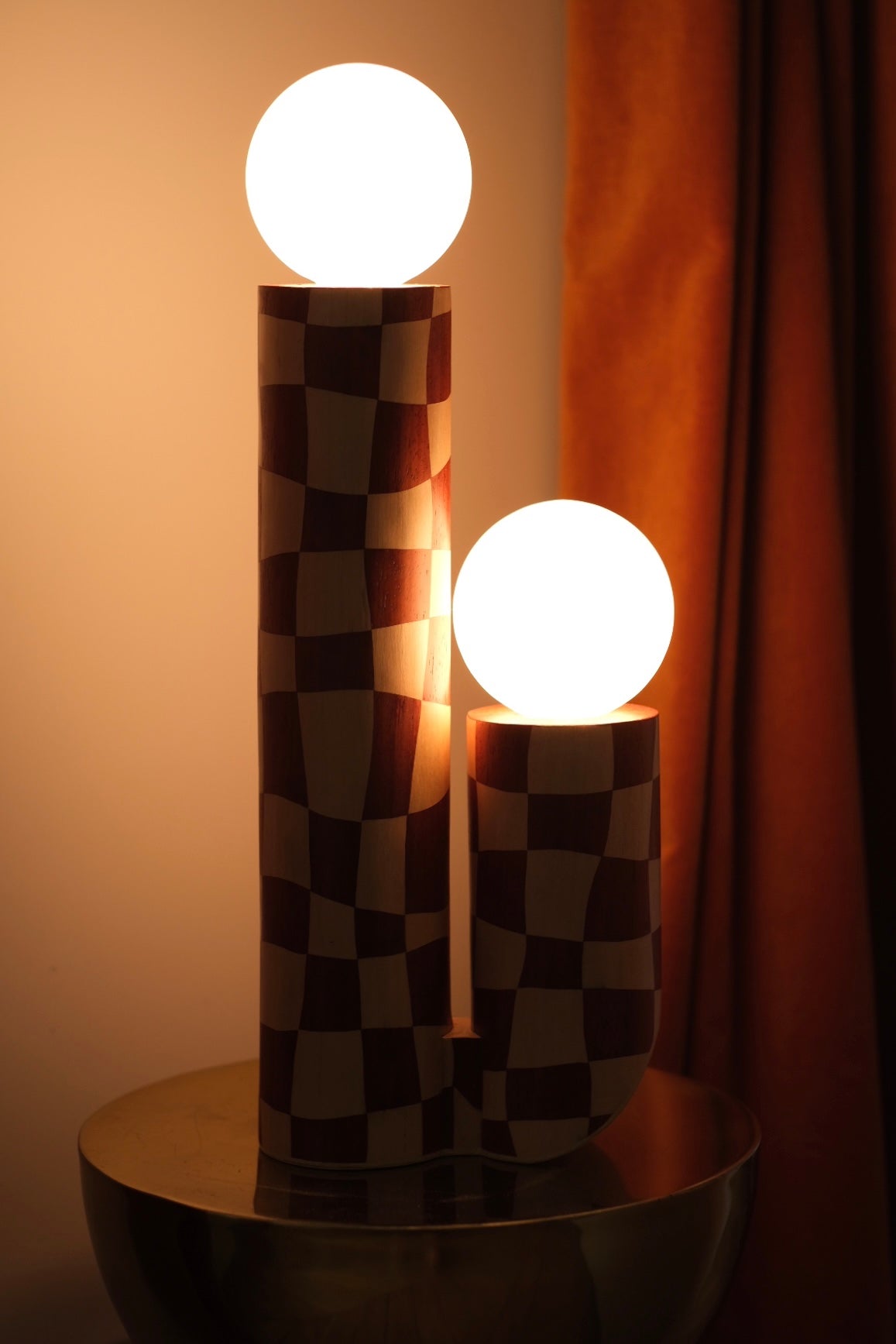 LAMPE EN MARQUETERIE DE BOIS ET SA ROBE À CARREAUX