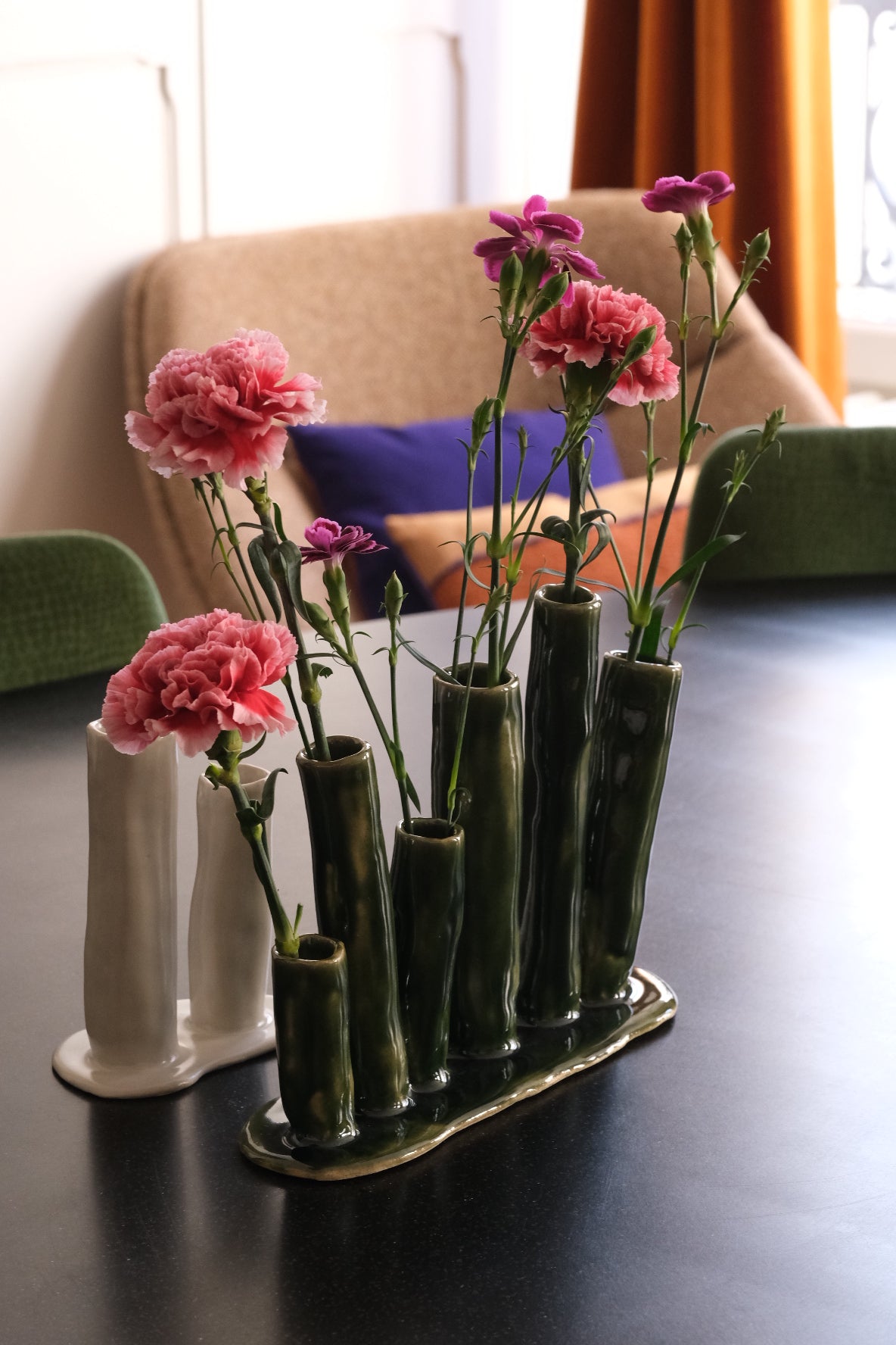 Soliflore en grès, fait à la main en région parisienne. Ikebana à six fleurs nous charme par son aspect délicat et original. Décliné en deux couleurs très minérales (vert et blanc), l'Ikebana saura habiller vos consoles, étagères, cheminées, ou même en centre de table. Ici soliflore vert. Email naturel.