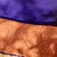 Coussin Horizon, 30x50cm. Les tons camel se marient merveilleusement au velours violet et lumineux de son verso. Les tissus viennent de la maison Elitis. Le coussin a été cousu à la main à Paris par l'un de nos artisans. 