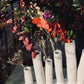 Soliflore en grès, fait à la main en région parisienne. Ikebana à six fleurs nous charme par son aspect délicat et original. Décliné en deux couleurs très minérales (vert et blanc), l'Ikebana saura habiller vos consoles, étagères, cheminées, ou même en centre de table. Ici soliflore blanc sur une table d'une terrasse. Email naturel.